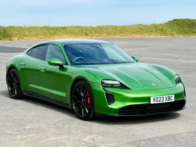 Używany Porsche Taycan 439 kW (598 KM) 2023 Zielony Sedan/Limuzyna