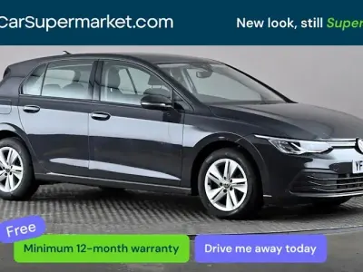 Begagnad VW Golf VIII Life 131 HK (96 kW) 2023 Grå Halvkombi