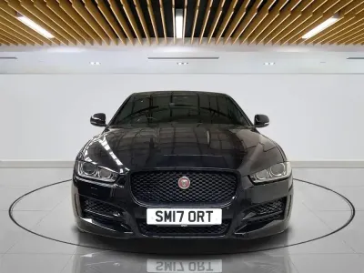 Usado Jaguar XE R-Sport 180 HP (132 kW) 2017 Preto Sedan