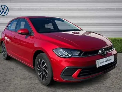 Usado VW Polo Life 95 HP (69 kW) 2023 Vermelho Citadino