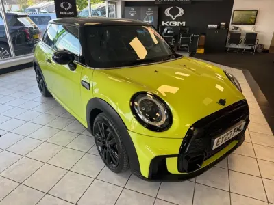 Używany Mini Cooper Hatch 2023 Żółty Hatchback