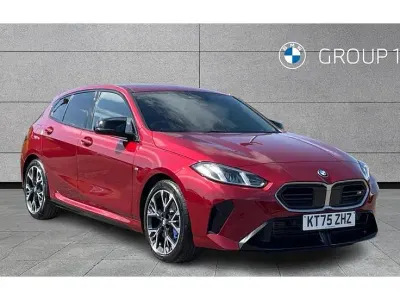 Begagnad BMW M135 Comfort Edition 300 HK (220 kW) 2026 Röd Halvkombi