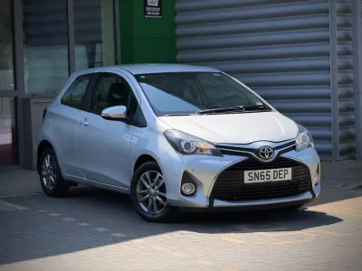 Used Toyota Yaris 99 HP (72 kW) 2015 Silver Hatchback