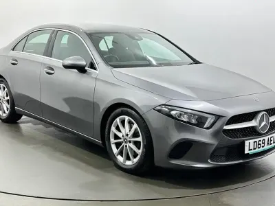 Usado Mercedes A200 163 CV (119 kW) 2019 Gris Berlina