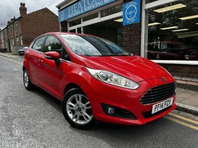 Usado Ford Fiesta Zetec 82 HP (60 kW) 2014 Vermelho Citadino