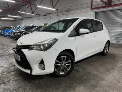 Używany Toyota Yaris 99 KM (72 kW) 2015 Biały Hatchback