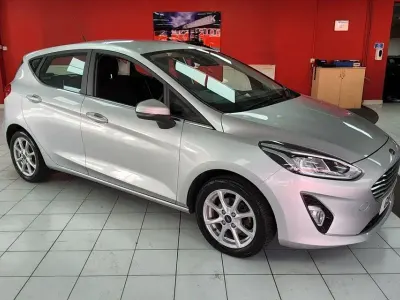 Usado Ford Fiesta Zetec 2018 Prateado Citadino