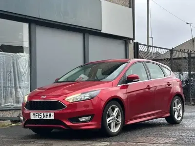 Gebraucht Ford Focus Zetec 120 PS (88 kW) 2015 Rot Kleinwagen