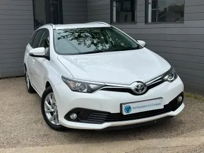 Used Toyota Auris 112 HP (82 kW) 2015 White Estate