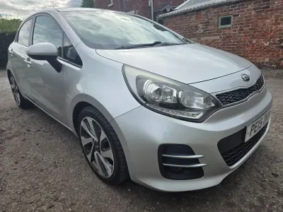 Używany Kia Rio 109 KM (80 kW) 2015 Srebrny Hatchback