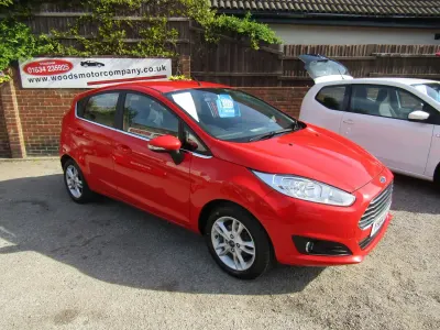 Begagnad Ford Fiesta Zetec 82 HK (60 kW) 2014 Röd Halvkombi