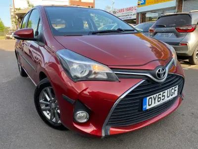 Used Toyota Yaris Multidrive S 99 HP (72 kW) 2015 Red Hatchback