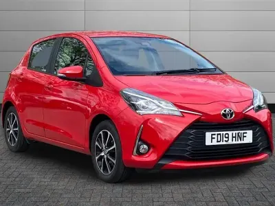 Begagnad Toyota Yaris 111 HK (81 kW) 2019 Röd Halvkombi
