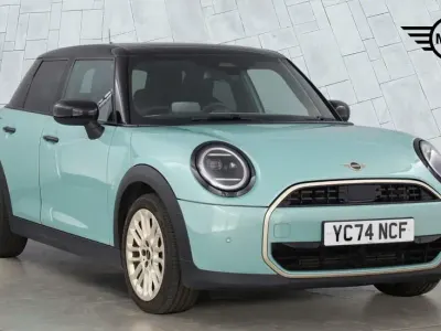 Begagnad Mini Cooper Hatch 154 HK (113 kW) 2024 Grön Halvkombi
