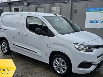 Used Toyota Proace Design 100 HP (73 kW) 2022 White MPV