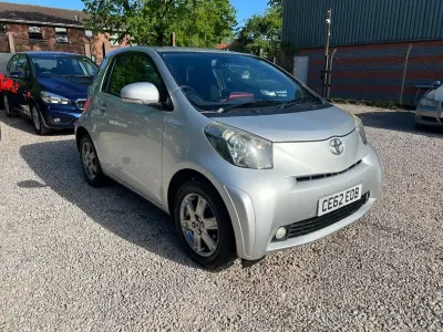 Usado Toyota iQ 68 HP (50 kW) 2012 Prateado Citadino
