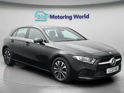 Usado Mercedes A180 SE 136 CV (100 kW) 2021 Negro Utilitario