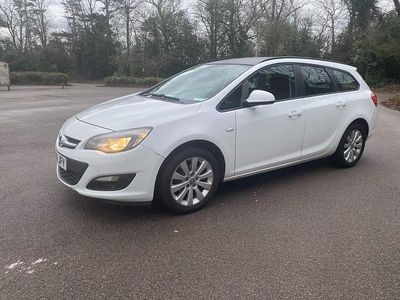 Used Vauxhall Astra Design Edition 134 HP (98 kW) 2016 White Estate