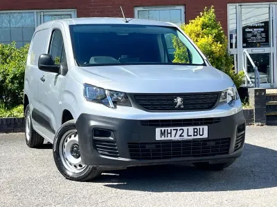 Begagnad Peugeot Partner Premium 102 HK (75 kW) 2023 Grå Minibuss