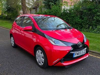 Usado Toyota Aygo X-play 69 HP (50 kW) 2015 Vermelho Citadino