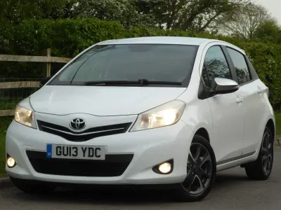 Usado Toyota Yaris Trend 99 CV (72 kW) 2013 Blanco Utilitario