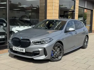 Usado BMW 118 M Sport 136 HP (100 kW) 2023 Cinzento Citadino