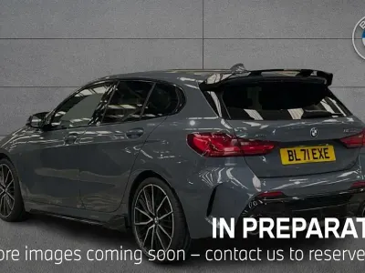 Begagnad BMW M135 Shadowline 302 HK (222 kW) 2021 Grå Halvkombi