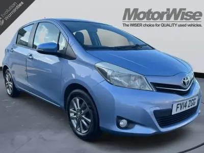 Used Toyota Yaris 90 HP (66 kW) 2014 Blue Hatchback