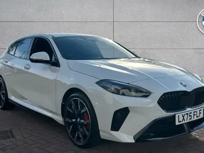 Begagnad BMW 120 M Sport 168 HK (123 kW) 2025 Vit Halvkombi
