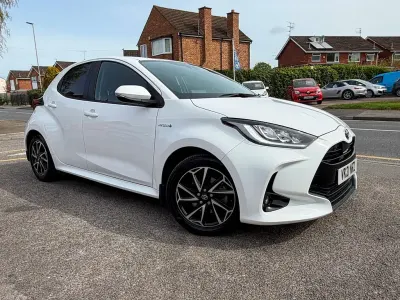 Usado Toyota Yaris Design 116 HP (85 kW) 2021 Branco Citadino