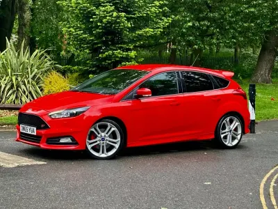 Used Ford Focus ST 250 HP (183 kW) 2015 Red Hatchback