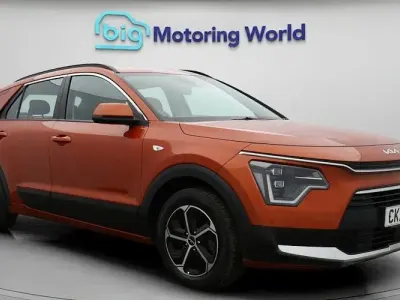 Usado Kia Niro 141 HP (103 kW) 2023 Laranja SUV
