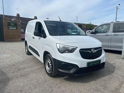 Second-hand Vauxhall Combo S 100 CP (73 kW) 2023 Alb Monovolum