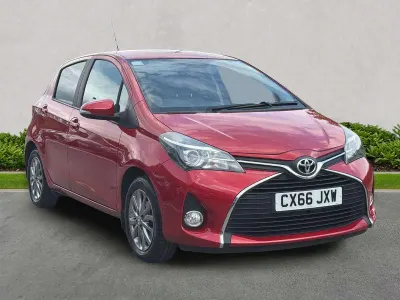 Used Toyota Yaris 99 HP (72 kW) 2016 Red Hatchback