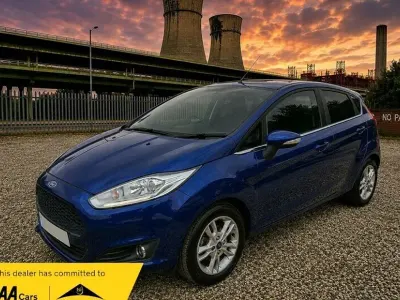 Usado Ford Fiesta Zetec 82 CV (60 kW) 2015 Azul Utilitario