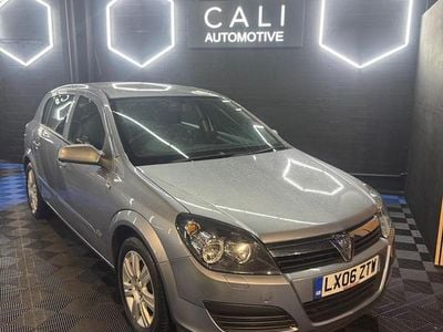 Begagnad Vauxhall Astra Active 90 HK (66 kW) 2006 Silver Halvkombi