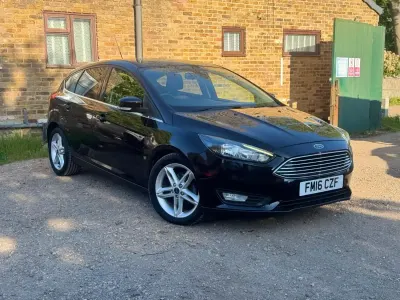Begagnad Ford Focus Zetec 125 HK (91 kW) 2016 Svart Halvkombi