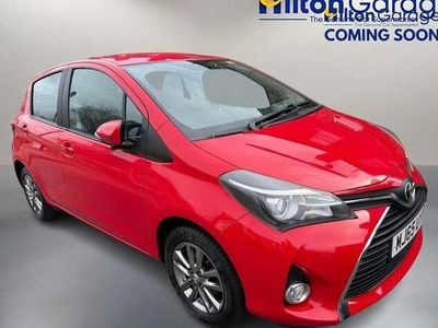 Used Toyota Yaris 99 HP (72 kW) 2015 Red Hatchback