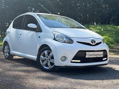 Usado Toyota Aygo 68 HP (50 kW) 2012 Branco Citadino