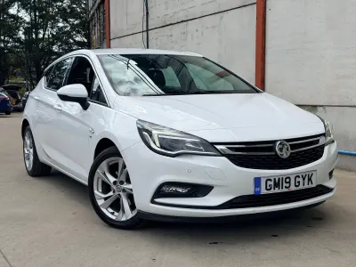 Used Vauxhall Astra SRi 105 HP (77 kW) 2019 White Hatchback