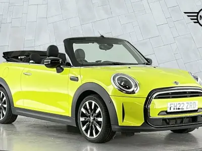 Usado Mini Cooper Exclusive 134 CV (98 kW) 2022 Amarillo Utilitario