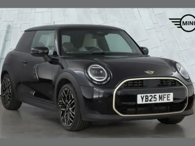 Usado Mini Cooper Hatch 113 kW (154 CV) 2025 Negro Utilitario