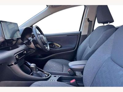 Used Toyota Yaris Hybrid Design 116 HP (85 kW) 2024 White Hatchback