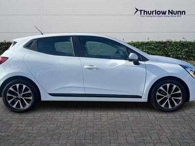 Used Renault Clio V Iconic 90 HP (66 kW) 2022 White Hatchback
