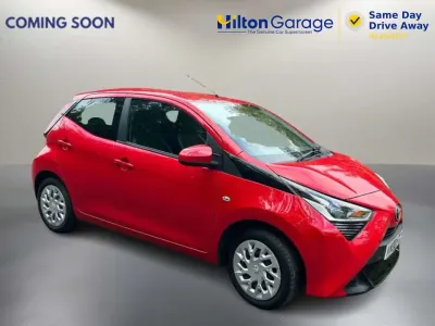 Begagnad Toyota Aygo X-play 72 HK (52 kW) 2020 Röd Halvkombi