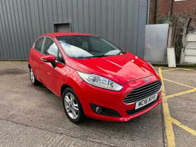 Usado Ford Fiesta Zetec 82 HP (60 kW) 2016 Vermelho Citadino