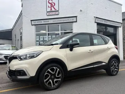 Used Renault Captur Dynamique 90 HP (66 kW) 2017 Cream/black SUV