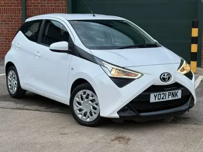 Używany Toyota Aygo X-play 72 KM (52 kW) 2021 Biały Hatchback