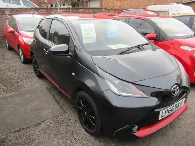 Usado Toyota Aygo x-press 69 CV (50 kW) 2017 Gris Utilitario