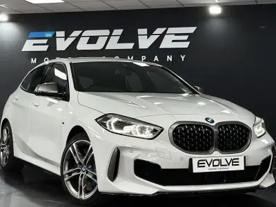 Begagnad BMW M135 Comfort Edition 2023 Vit Halvkombi